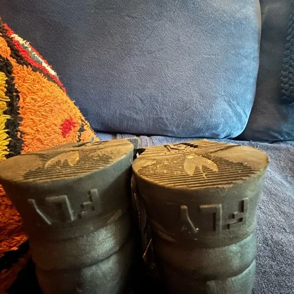 Fly London size 38 ankle boots.  Silver color in very good condition. - Picture 3 of 6